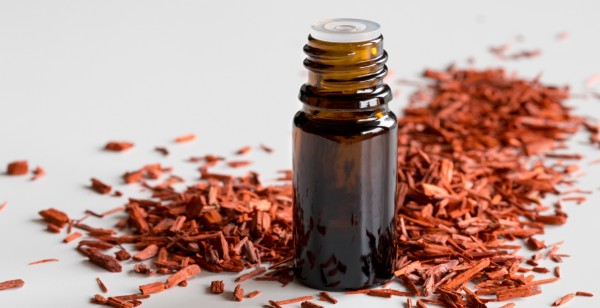 8 lợi ích ít người biết về tinh dầu gỗ đàn hương