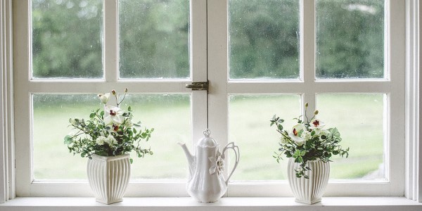 Bài trí hoa tươi đẹp đẽ nơi cửa sổ khiến ai cũng phải ngoái nhìn