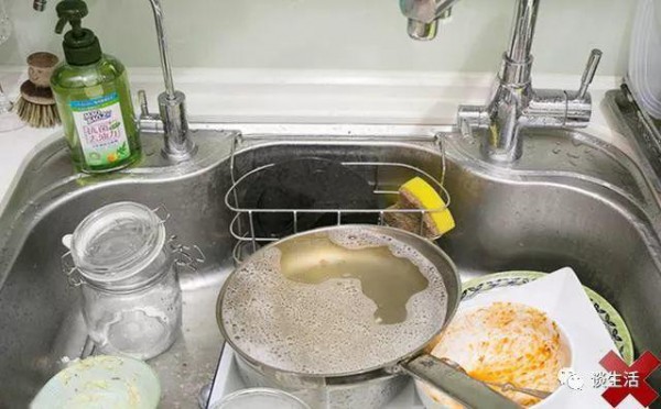 Bạn đã biết cách vệ sinh vòi sen ở bồn rửa bát chưa?