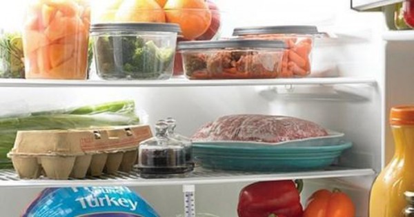 Bảo quản thực phẩm không đúng cách sẽ gây ra các mùi khó chịu trong tủ lạnh