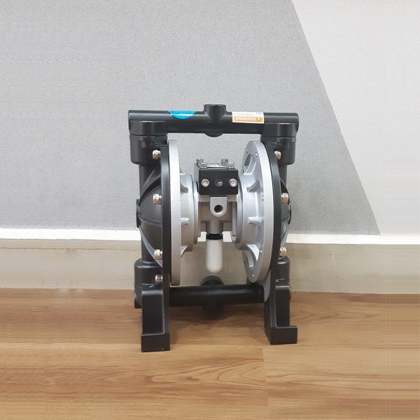 Bơm màng khí nén có tiếng ồn lớn. Máy bơm Vimex 