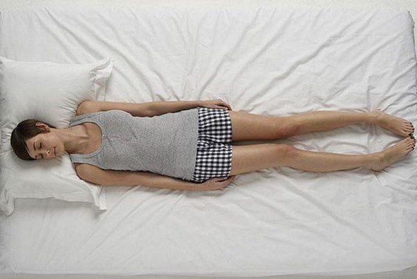 Cách ngủ tăng vòng 1 – Tư thế ngủ giúp ngực phát triển căng tròn