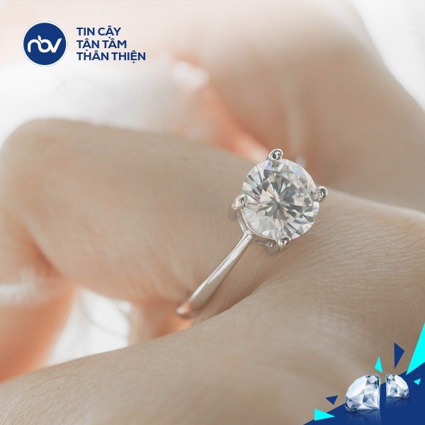 Cầm kim cương ngay tại cửa hàng trang sức với đối tác uy tín của PNJ