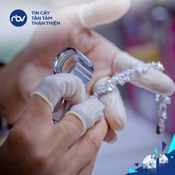 Cầm trang sức kim cương giá trị lớn dễ dàng hơn bạn nghĩ