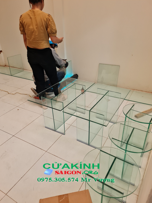 Cắt kính, vách kính, cửa kính, mái kính Quận 1 | 0975305574