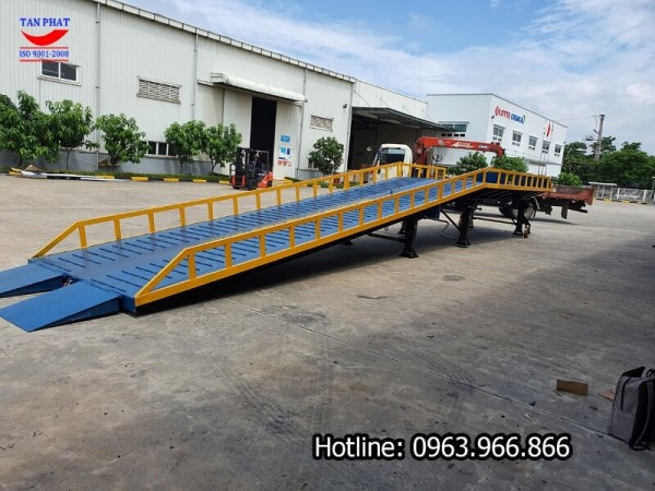 Cầu dẫn xe nâng lên container