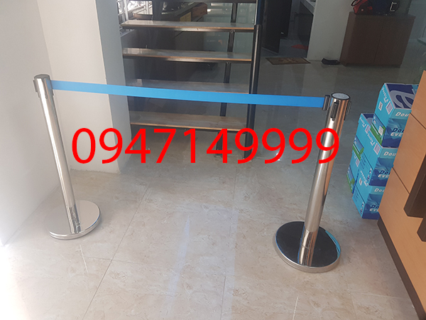 Cột chắn inox dây kéo của Poliva có giá bao nhiêu?