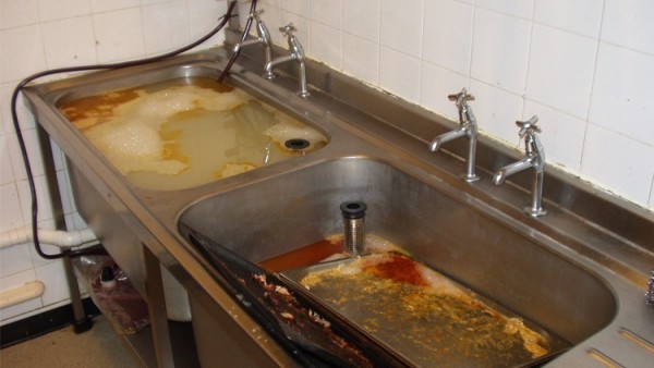 Dầu mỡ vón cục luôn làm ống thoát nước của bạn tắc ngẽn