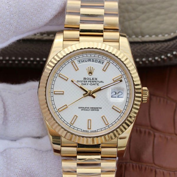 Đồng hồ nam Rolex mặt trắng vỏ vàng cọc dạ quang M228238-0008