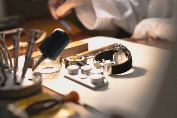 Đồng hồ Thụy Sĩ giá rẻ tại Tuấn Chất Luxury