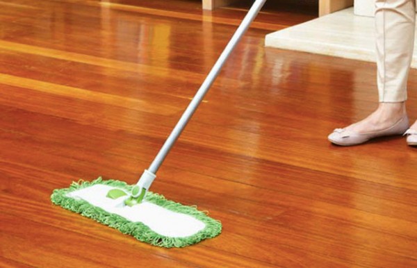 Dùng chanh và giấm kết hợp với nước ấm để lau sạch sàn nhà
