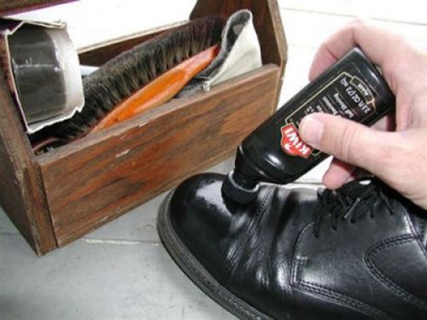 Dùng xi đánh giày hoặc phương pháp thủ công