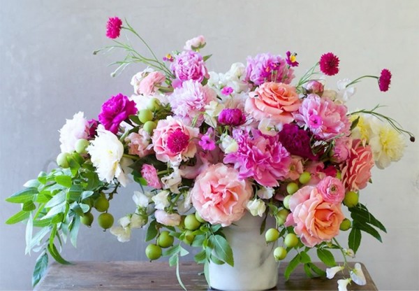 F5 căn phòng bằng những bình hoa tươi