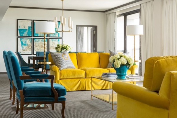 Ghế sofa gam màu nóng tạo điểm nhấn đặc sắc và thu hút cho phòng khách