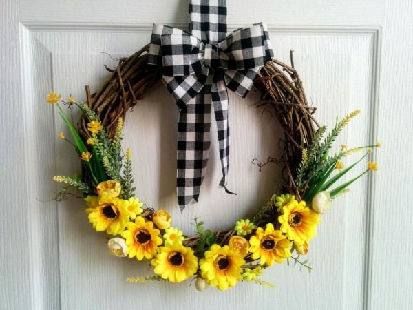 Học hỏi những ý tưởng trang trí cửa nhà với hoa xinh