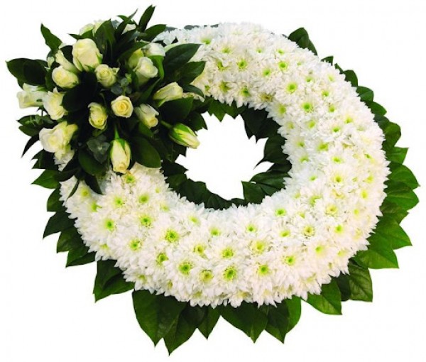 Kết hợp hoa ly và hoa cúc trắng tạo nên những vòng hoa trang nghiêm và thuần khiết nhất