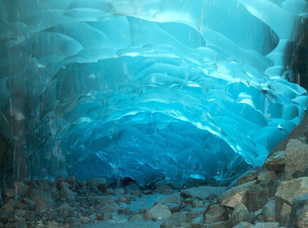Khám phá vẻ đẹp hoang sơ của hang băng Mendenhall