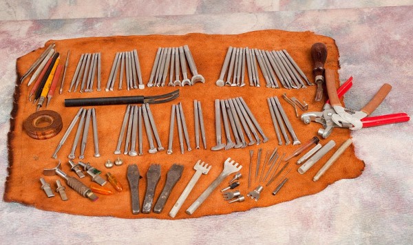 Khi làm đồ da handmade cần những dụng cụ gì?