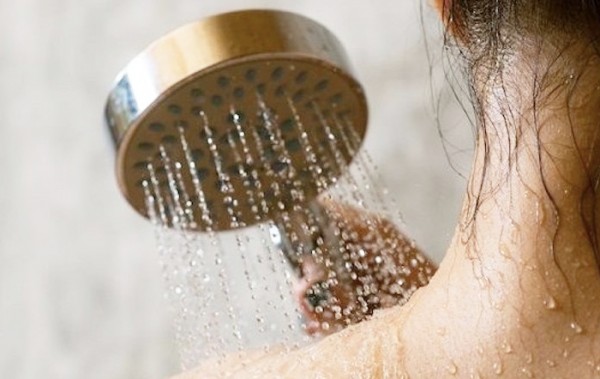 Khuyến khích nên tắm nước lạnh bằng vòi sen