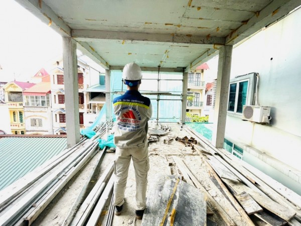 Kiến trúc & Xây dựng trường Sinh triển khai đổ BT sàn mái tầng 5 nhà Cô Quỳnh tại Thụy Khuê HN