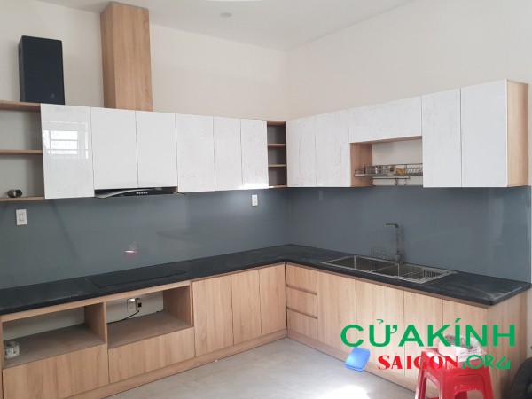 Kính màu ốp bếp biệt thự Bình Chánh | 0975.305.574