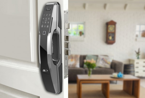 Lắp đặt khóa từ cửa khách sạn tại TP.HCM
