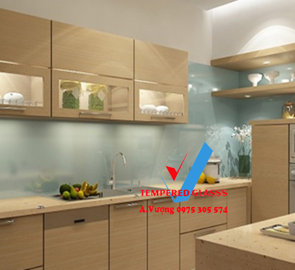 Lắp kính màu ốp bếp cho căn hộ | 0975 305 574