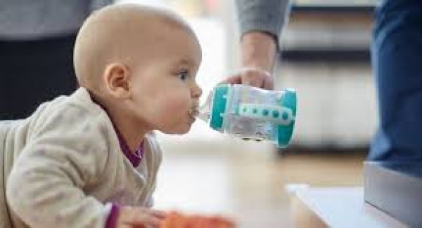 Lợi ích của việc uống nước đối với bà bầu và trẻ sơ sinh