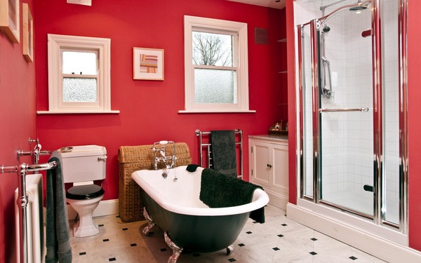 Lựa chọn sắc đỏ làm màu chủ đạo cho phòng tắm