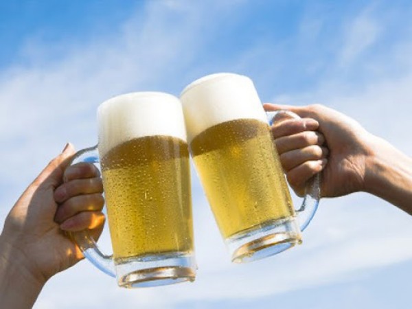 Mách bạn “tips” uống bia đúng cách và hợp lý