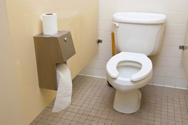 Mách nhẹ cách lau sàn toilet sạch và dễ dàng nhất