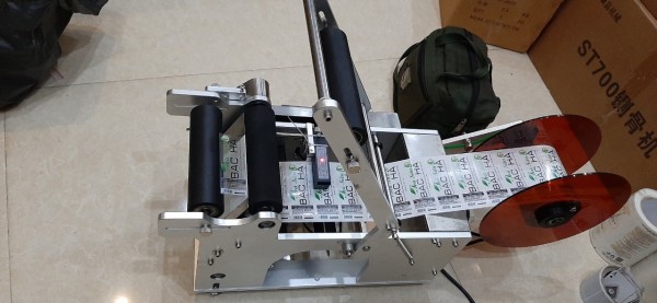 Máy dán nhãn chai tròn Mt50, máy dán nhãn hủ yến, máy dán nhãn chai siro, hủ nhựa