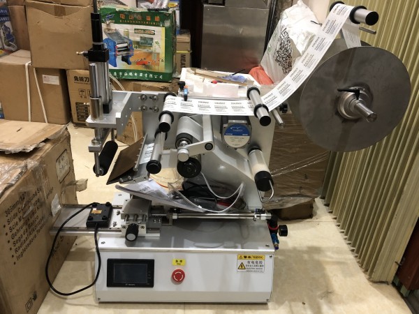 Máy dán nhãn chai vuông, máy dán nhãn mặt phẳng, máy dán nhãn decal