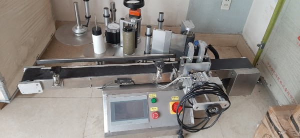 Máy dán nhãn decal chai tròn, máy dán nhãn hủ yến, máy dán nhãn chai tinh dầu