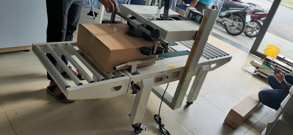 Máy dán thùng, máy dán băng keo thùng, máy dán thùng mặt trên mặt dưới FXA6050