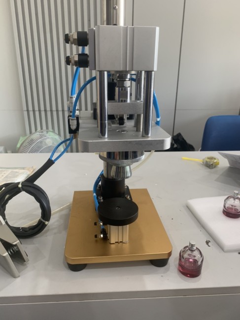 Máy đóng nắp chai nước hoa, máy đóng nắp chai bằng khí nén, máy đóng nắp chai nước hoa