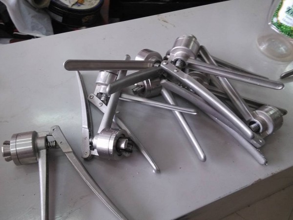 máy đóng nắp chai vắc xin, kìm bấm nắp chai thuốc tiêm thủ công 