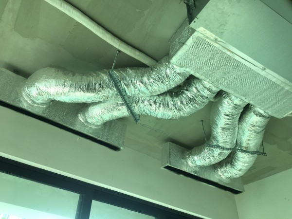 Máy lạnh âm trần (giấu trần) nối ống gió thiết kế đẹp mắt với không gian