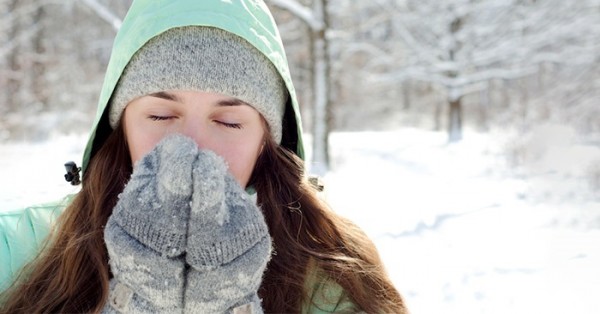 Mùa đông nên ủ ấm tay chân tránh bị nhiễm lạnh