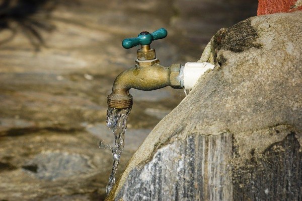 Nguyên nhân dẫn đến nước sinh hoạt có mùi là gì?