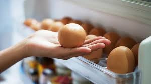 Những sai lầm khi bạn để trứng ở cánh cửa tủ lạnh