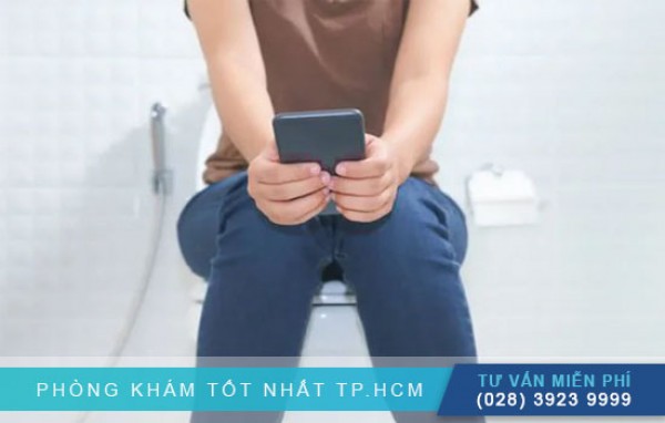Những tác hại của việc sử dụng điện thoại khi đi vệ sinh 