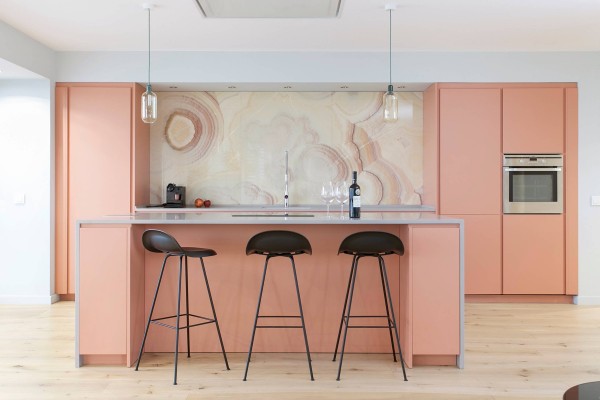 Phòng bếp màu hồng cực nữ tính và quyến rũ