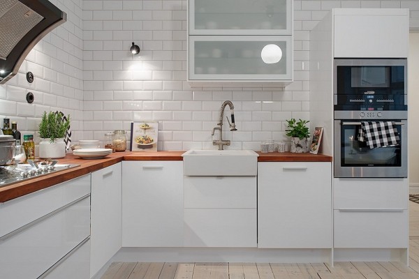 Phòng bếp nhỏ được sắp xếp khoa học, tiện dụng và thẩm mỹ