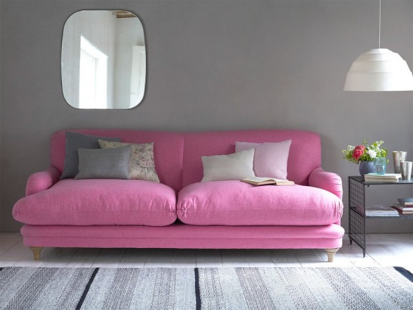 Phòng khách độc đáo với ghế sofa hồng làm điểm nhấn