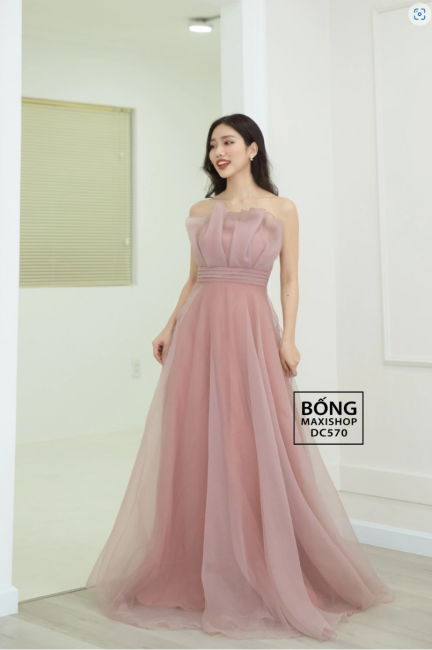 Phụ kiện đi kèm với đầm maxi hoa đi biển vào ngày hè nắng nóng