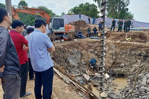 Rescuers race to free Vietnamese boy trapped in shaft