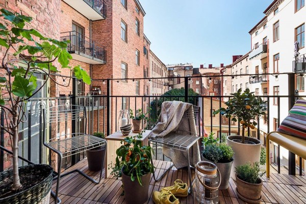 Sắp xếp ban công hợp lý, tươi mới