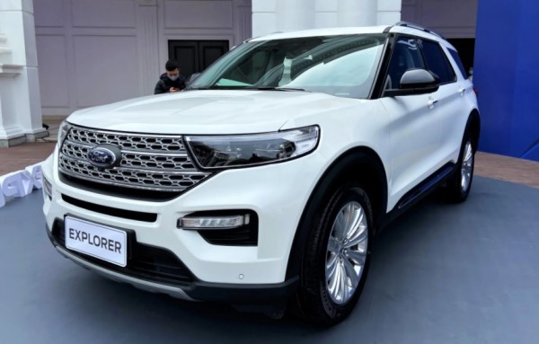 So găng ô tô Ford Explorer và Volkswagen Teramont