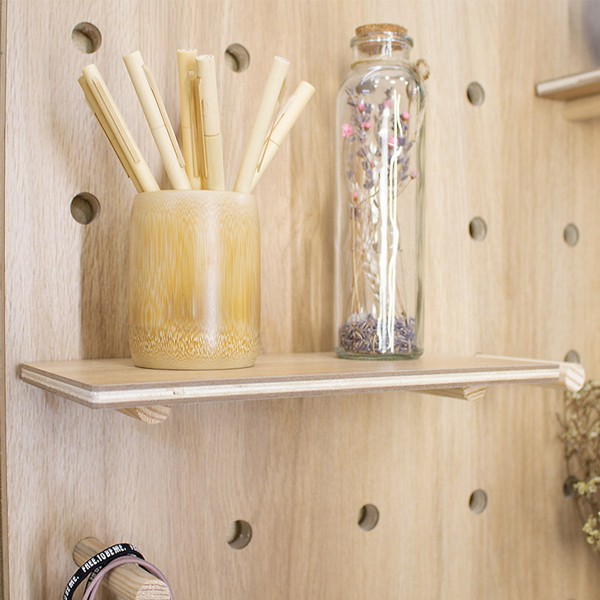 Sử dụng bảng đục lỗ để trang trí và lưu trữ cho không gian bếp